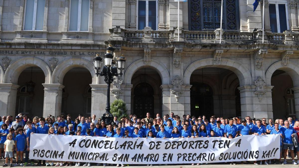 Protesta de socios del Club del Mar, ante el palacio municipal.   | // VÍCTOR ECHAVE