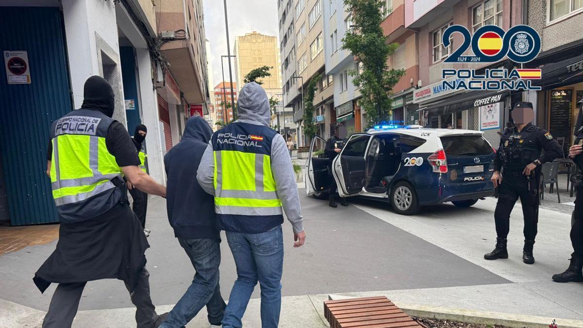 Operación del Grupo de estupefacientes UDYCO-Coruña de la Policía Nacional en el barrio de Os Mallos