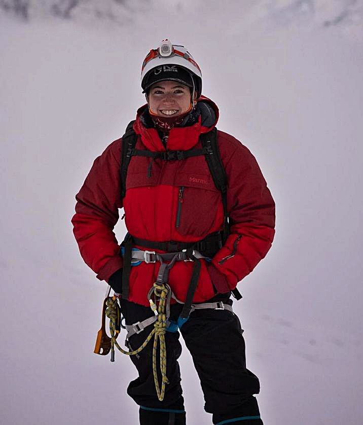 La alpinista alcoyana posa en la nieve. 