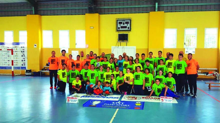 Silvia Navarro (c.), portera del Rocasa, con los porteros de los clubes de balonmano de la Isla, en Valsequillo.