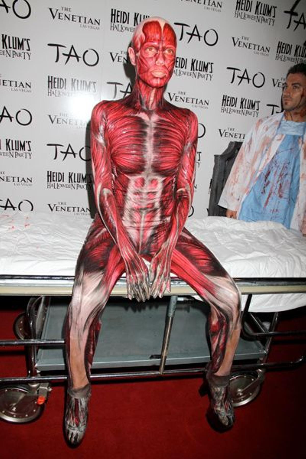 Heidi Klum disfrazada de cuerpo sin piel en Halloween
