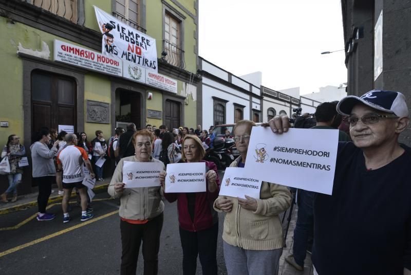 05/11/2018 ARUCAS. Protesta en apoyo al maestro de artes marciales acusado, presuntamente, de abusos sexuales a un menor. FOTO: J. PÉREZ CURBELO  | 05/11/2018 | Fotógrafo: José Pérez Curbelo