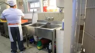 Grietas, baldosas rotas y riesgo de plagas: las "graves deficiencias" que afectan al comedor de un colegio de Alicante