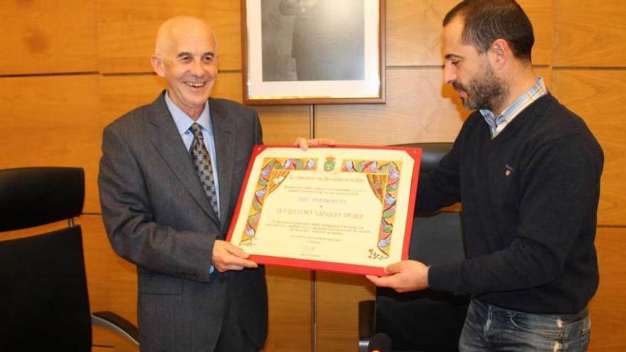 Etelvino Vázquez recibiendo el diploma que le acredita como hijo predilecto de Siero de manos del alcalde, Ángel García.