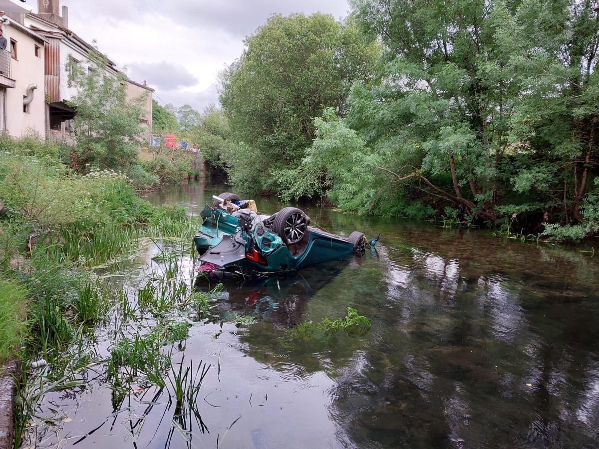 El coche en el que viajaban el padre y sus dos hijos se precipitó al río Barcala.