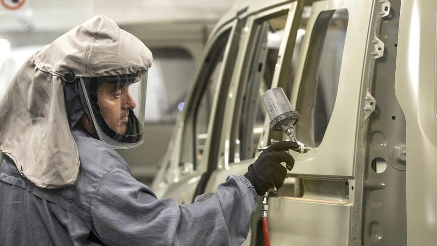 Un trabajador de la planta de Ford en Valencia.