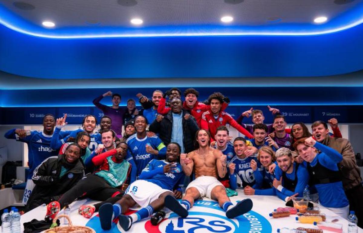 Imagen de los jugadores del Racing Club de Estrasburgo Alsacia en el vestuario de su estadio