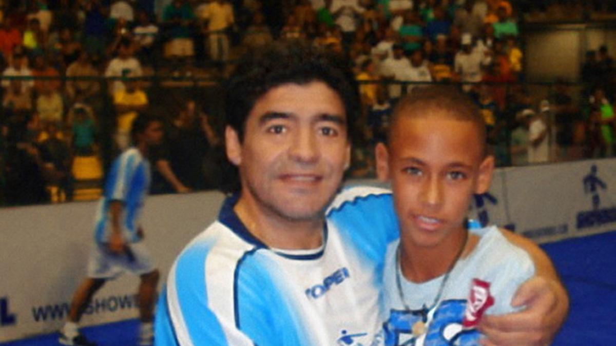 Neymar y Maradona en una fotografía histórica