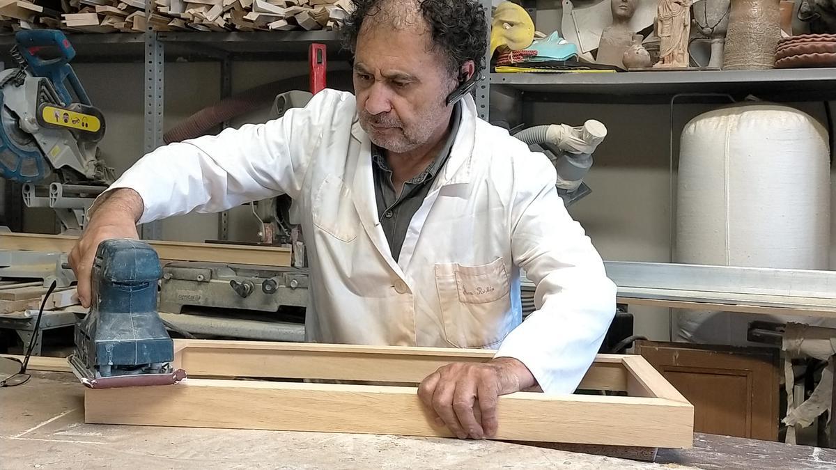 José Manuel Rubio, ceramista y enmarcador, recuerda que de las 700 personas censadas en el Registro de Artesanos de la Junta de Extremadura en 1990, ahora quedan 365.