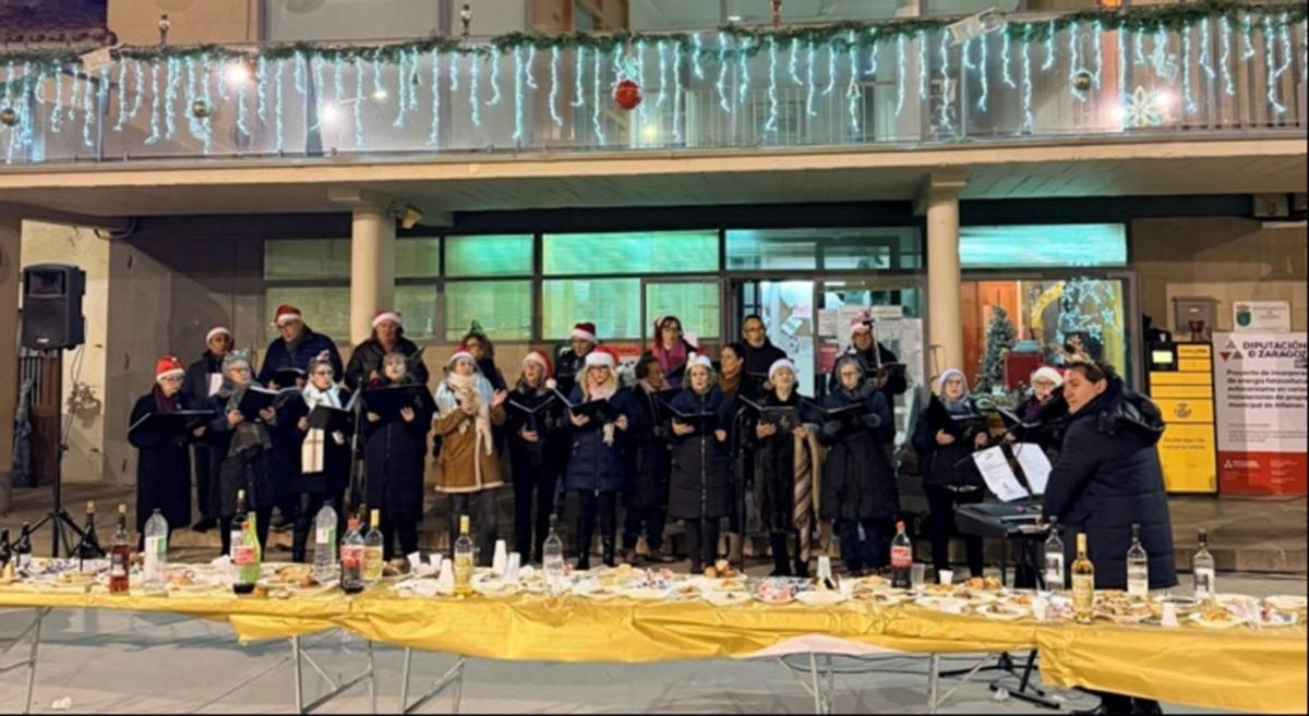 La Coral Santa Cecilia ofreció un  concierto a las puertas del ayuntamiento.  | SERVICIO ESPECIAL