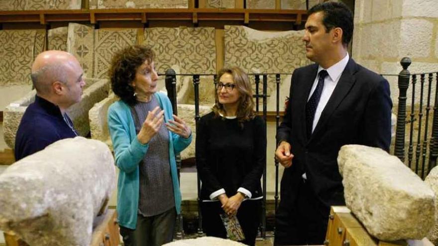 La directora del Museo de Zamora, la segunda por la izquierda, explica distintas piezas en el almacén de Santa Lucía.