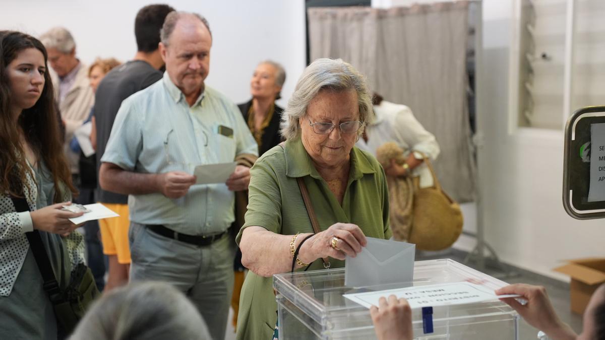 Una mujer vota en un colegio electoral de Córdoba.