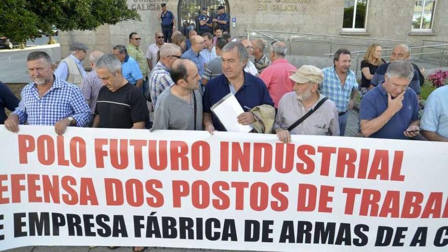 Los extrabajadores, ayer, durante la protesta ante la Delegación del Gobierno.