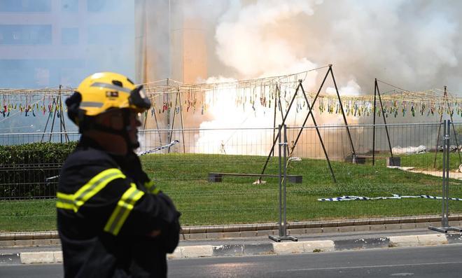 La última mascletà antes del inicio de las Hogueras, en imágenes