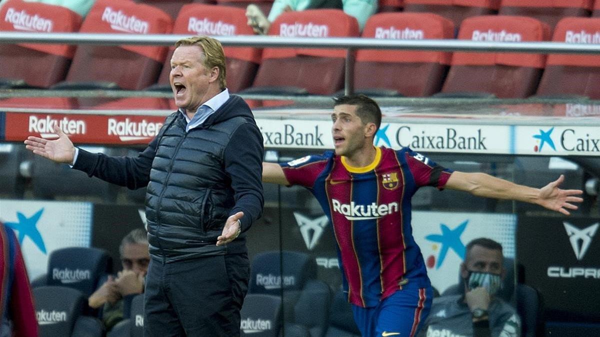 Koeman y Sergi Roberto protestan por una decisión del árbitro.