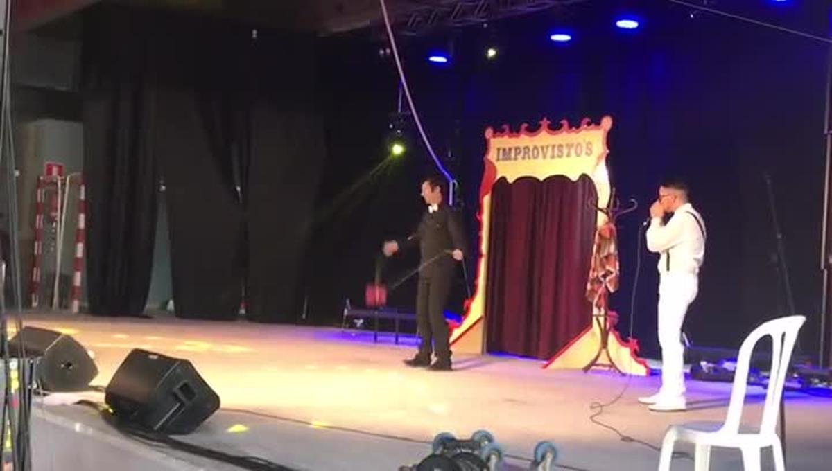 Mario Fernández hace ’beatbox’ en uno de sus espectáculos de circo.