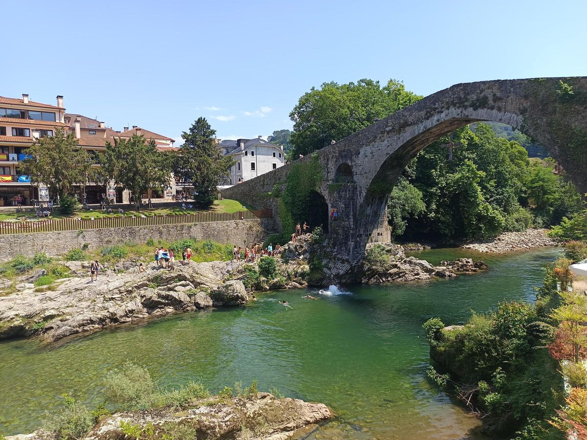 Bañistas en la zona del puente "romano", en Cangas de Onís.