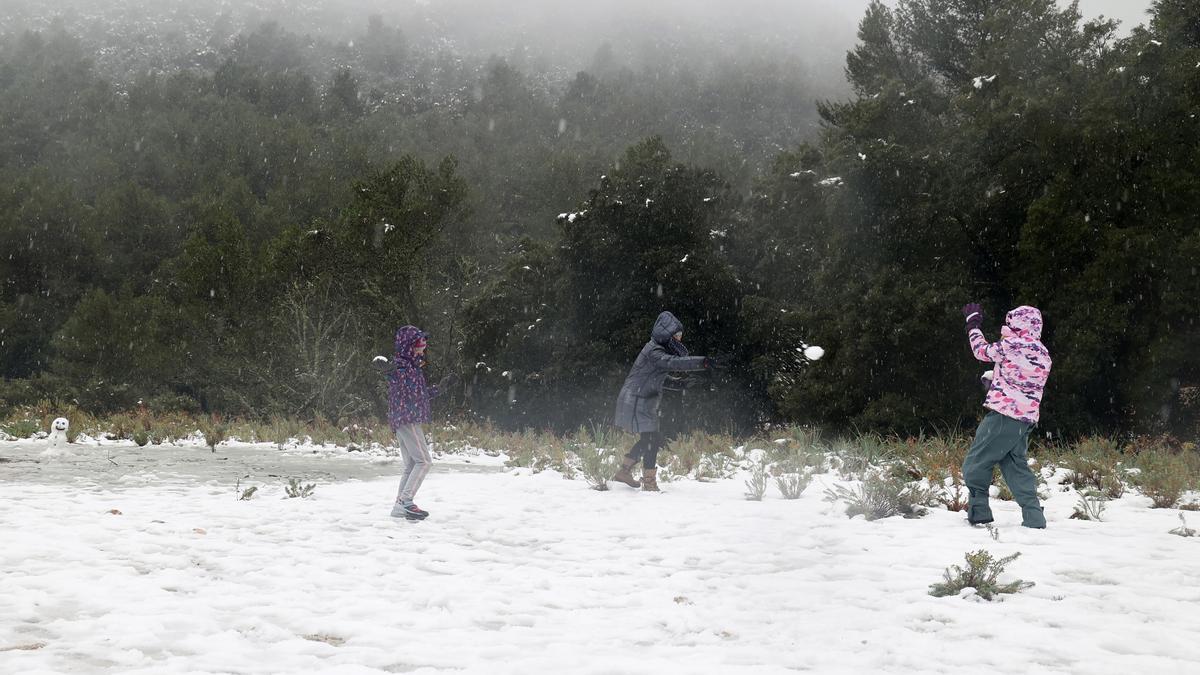 Kinder machen eine Schneeballschlacht auf Mallorca