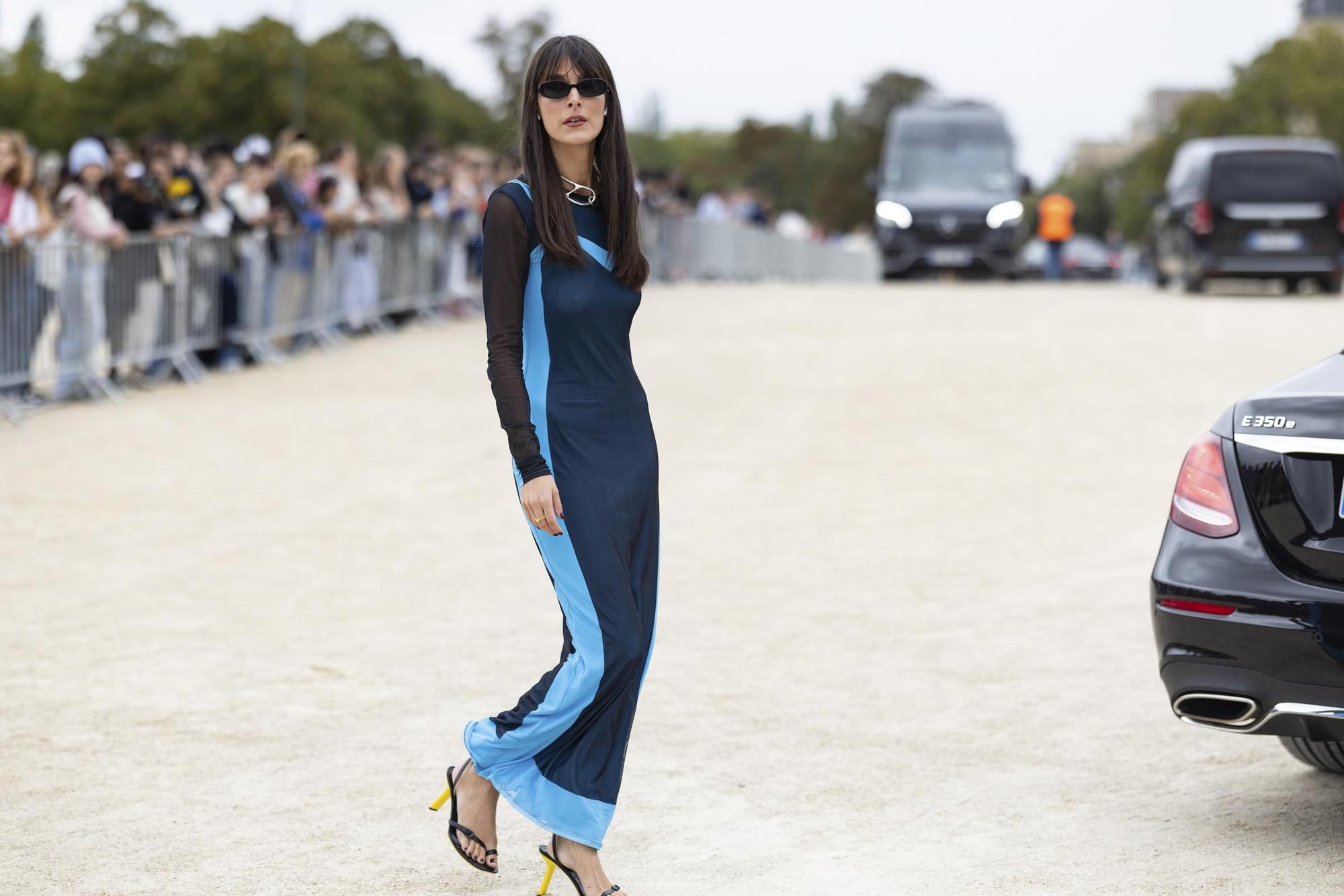 Influencer con vestido bicolor en París