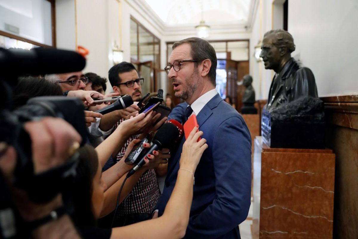GRAF MADRID, 27/7/2018.-Javier Maroto, secretario de organización de PP, contesta a las preguntas de los periodistas en los pasillos del Congreso. La abstención de Unidos Podemos y los partidos independentistas y el anunciado voto en contra del PP y Ciudadanos tumbará hoy en el Congreso la aprobación de la senda de consolidación fiscal para 2019 que será el primer examen del techo de gasto para el próximo año.EFE/Juan Carlos Hidalgo GRAF MADRID, 27/7/2018.-Javier Maroto, secretario de organización de PP, contesta a las preguntas de los periodistas en los pasillos del Congreso. La abstención de Unidos Podemos y los partidos independentistas y el anunciado voto en contra del PP y Ciudadanos tumbará hoy en el Congreso la aprobación de la senda de consolidación fiscal para 2019 que será el primer examen del techo de gasto para el próximo año.EFE/Juan Carlos Hidalgo