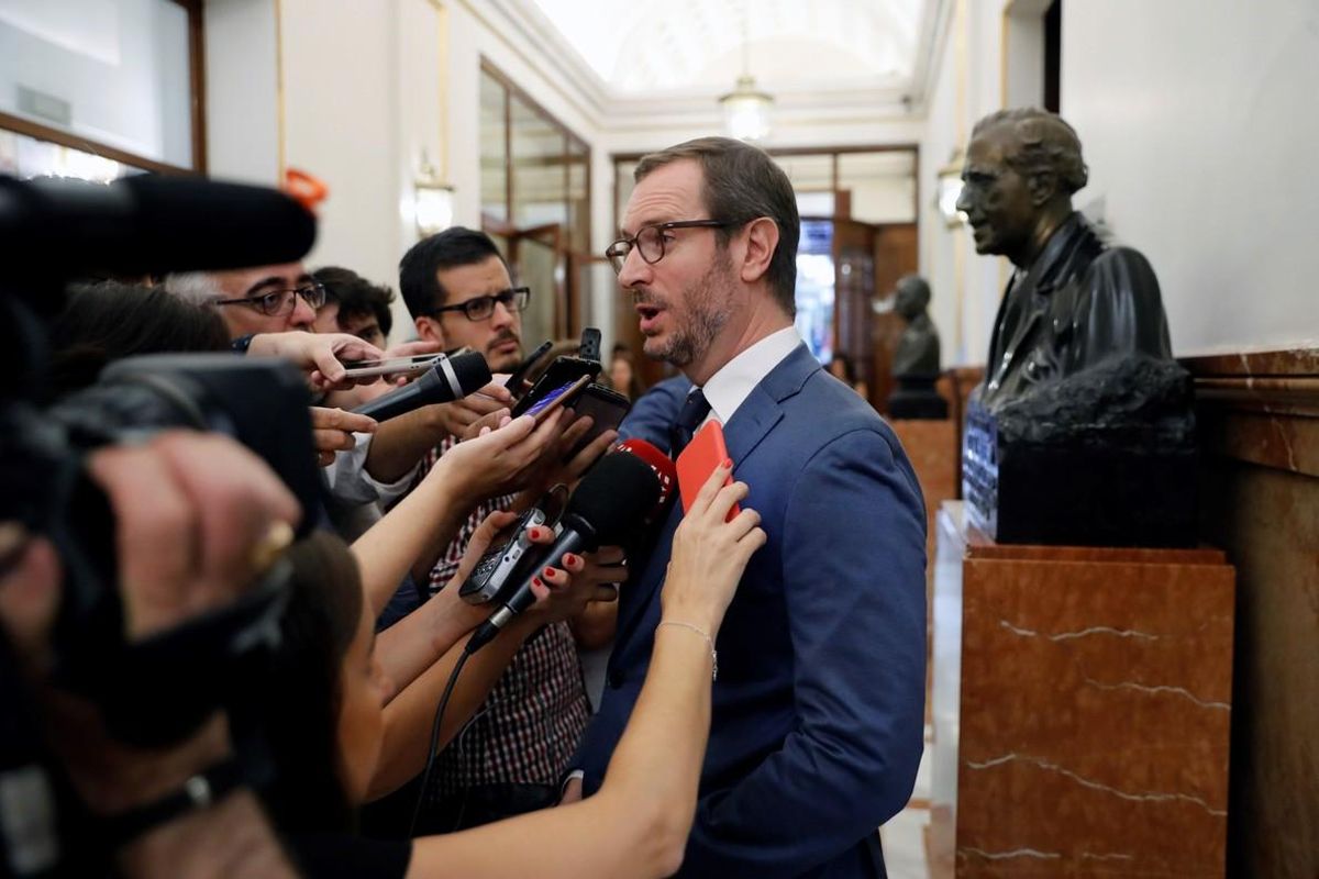 GRAF MADRID, 27/7/2018.-Javier Maroto, secretario de organización de PP, contesta a las preguntas de los periodistas en los pasillos del Congreso. La abstención de Unidos Podemos y los partidos independentistas y el anunciado voto en contra del PP y Ciudadanos tumbará hoy en el Congreso la aprobación de la senda de consolidación fiscal para 2019 que será el primer examen del techo de gasto para el próximo año.EFE/Juan Carlos Hidalgo