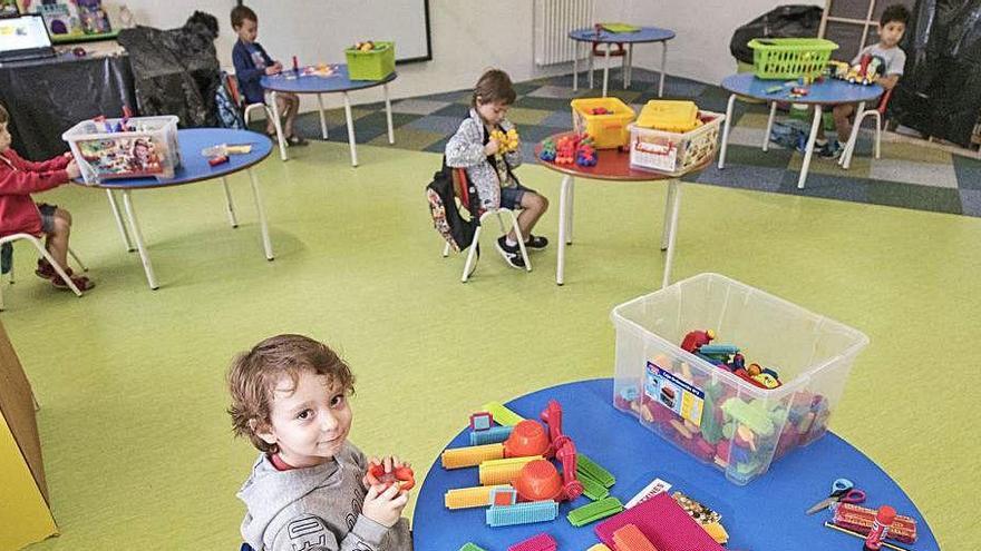 Infants de P4 de l&#039;escola Fedac repartits a l&#039;aula |