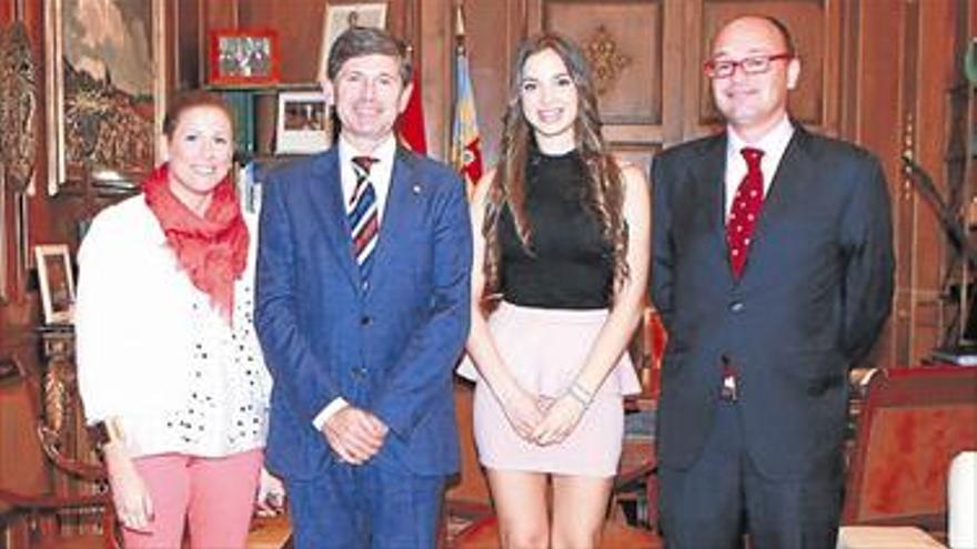 El alcalde de Castellón recibe la visita en su despacho de Miss Teenager España, Nuria Gauchía