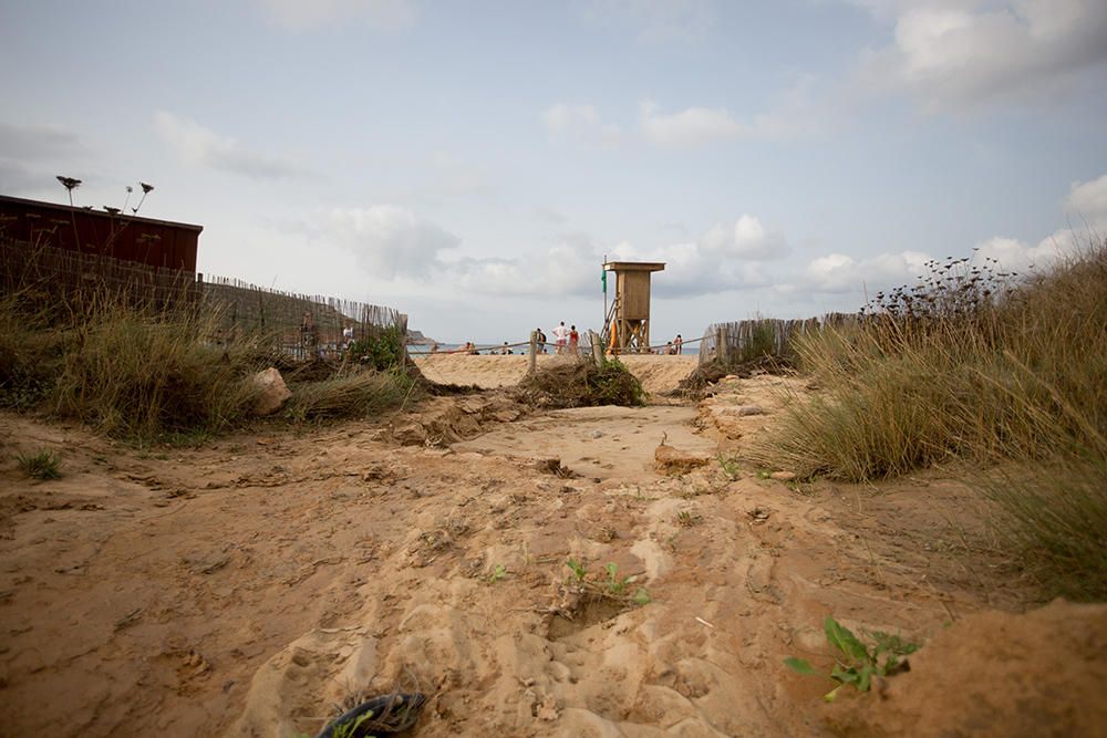 Sant Josep recupera las playas de los efectos del temporal de lluvia