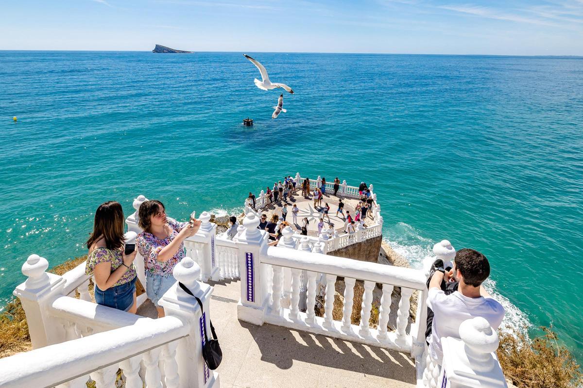 Llegada masiva de turistas el Jueves Santo a Benidorm