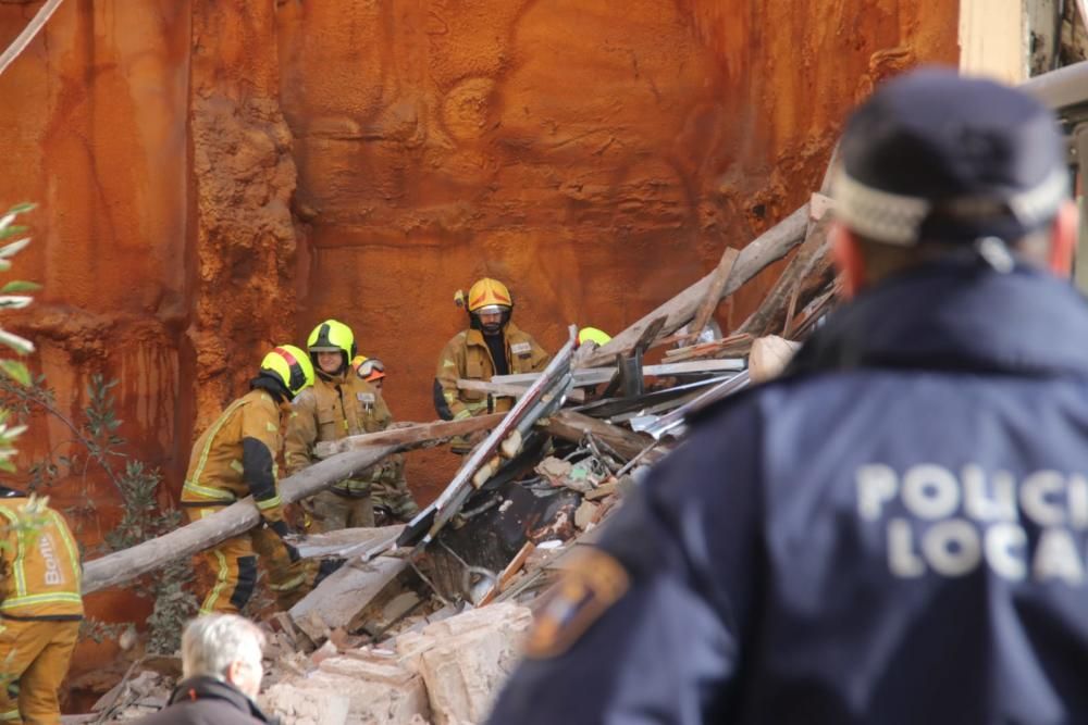 Buscan a una mujer entre los escombros del tercer edificio derrumbado en Alcoy por el temporal