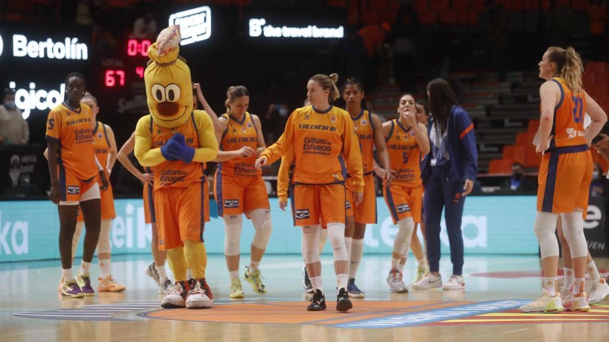 Decepción entre las jugadoras del Valencia Basket al final del partido ante el Reyer Venezia