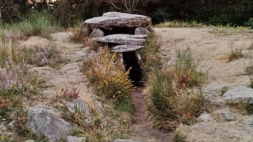 A la izquierda, la conocida como Mámoa do Rei y, arriba, otro de los conjuntos megalíticos cuya ruta y entorno se van a poner en valor en Vilaboa.  | // CONCELLO DE VILABOA