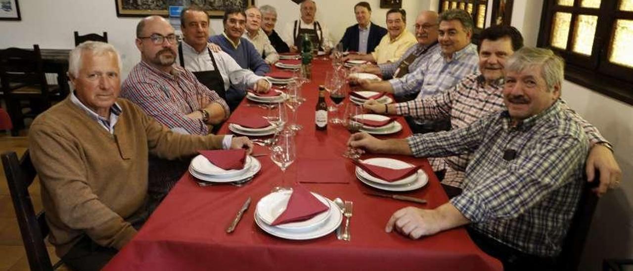 Miembros de la junta directiva de La Boya, con su presidente, José Ramón González, al fondo, a la derecha, durante la comida de ayer.