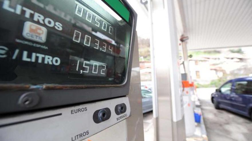 Precio récord. Un surtidor en una gasolinera del concejo de Aller, que ya cobra la gasolina a más de 1,5 euros.