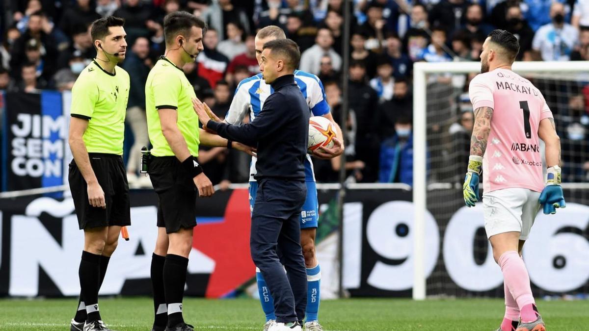 Borja Jiménez habla con el árbitro en el descanso del partido. |  // CARLOS PARDELLAS