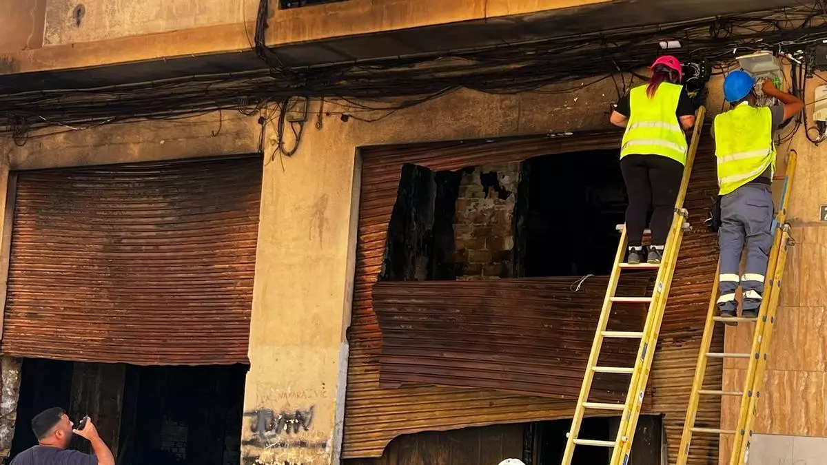 Los daños en el edificio más afectado por el incendio de Benicalap impiden la vuelta de los vecinos a corto plazo