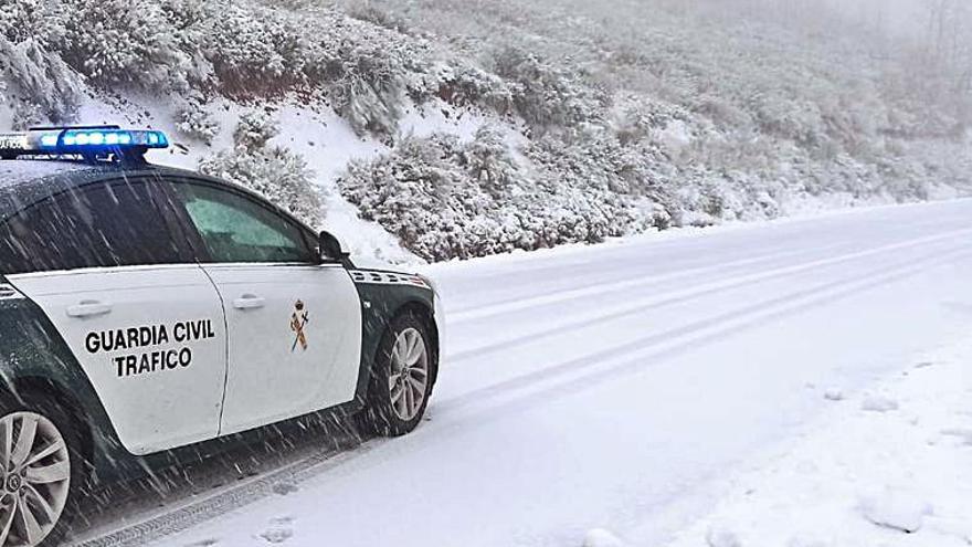 Al rescate en una avalancha: los guardias civiles de montaña entrenan en la nieve   | GC