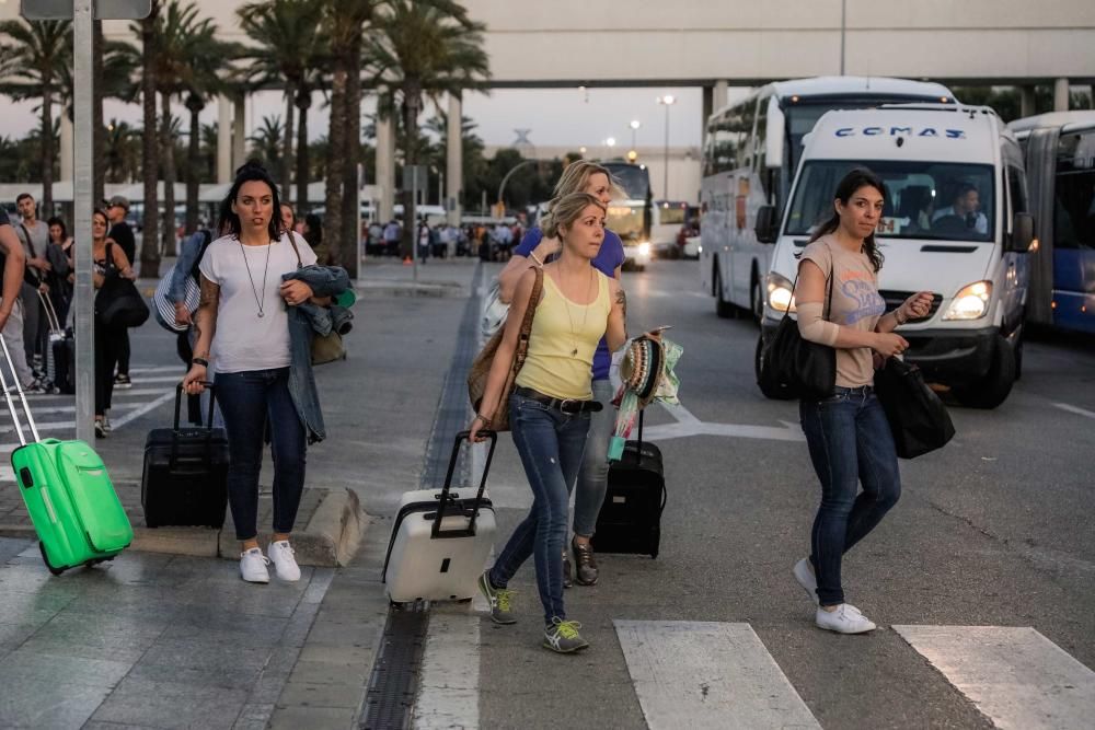 Los taxistas del aeropuerto suspenden sus servicios en protesta por la piratería