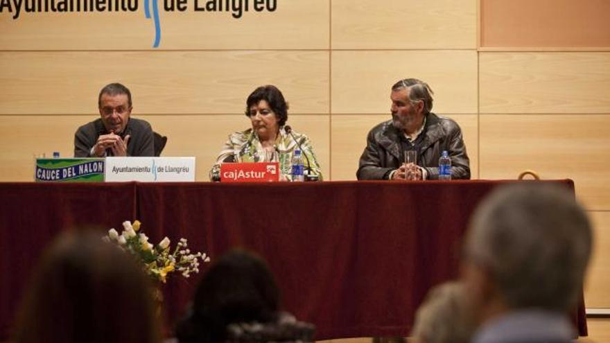 Por la izquierda, Javier García Cellino, Cristina Peñalosa y Xulio Arbesú, en la Casa de Cultura de La Felguera.