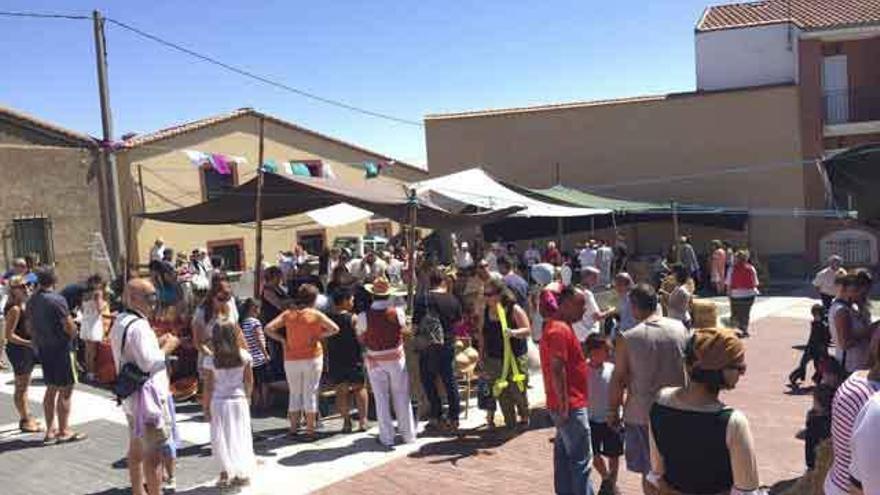 Desarrollo del mercado medieval organizado ayer en Almendra.