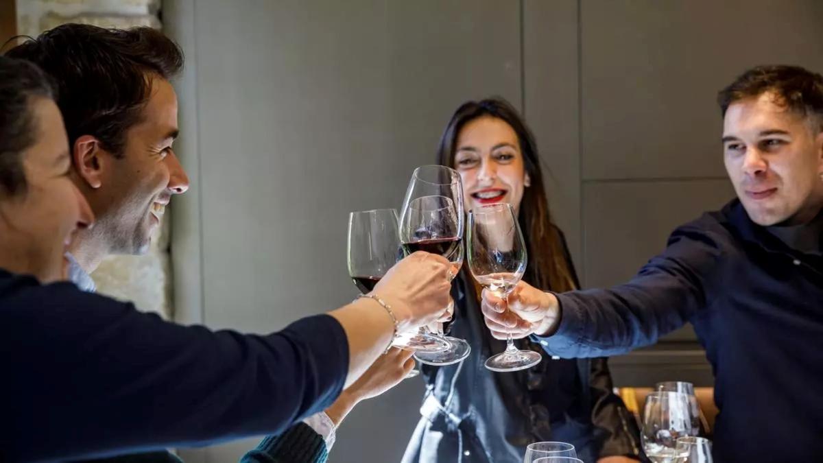 Jóvenes en una cata de vino.