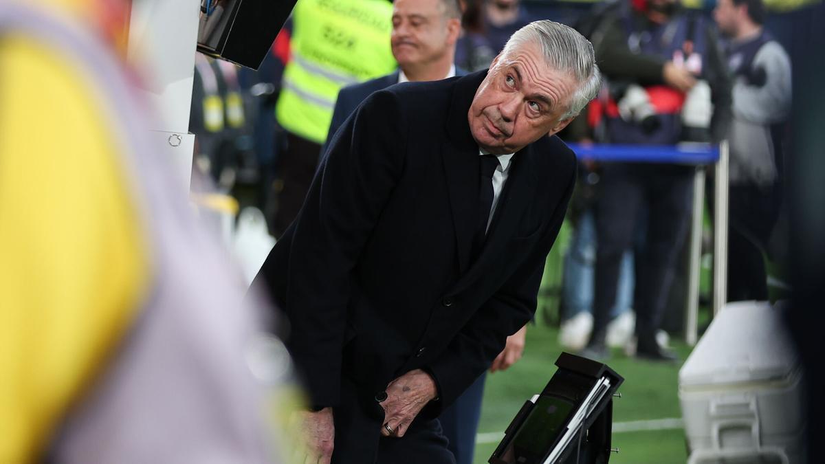 Carlo Ancelotti, entrenador del Real Madrid, durante el partido contra el Villarreal.