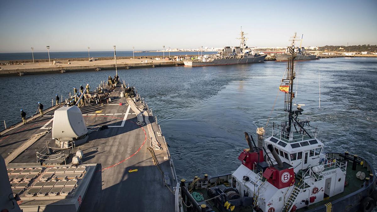 El destructor con capacidad Aegis USS Donald Cook llega a Rota en una travesía de 2019. En la esquina inferior izquierda, su batería de lanzamisiles. Foto US Navy.