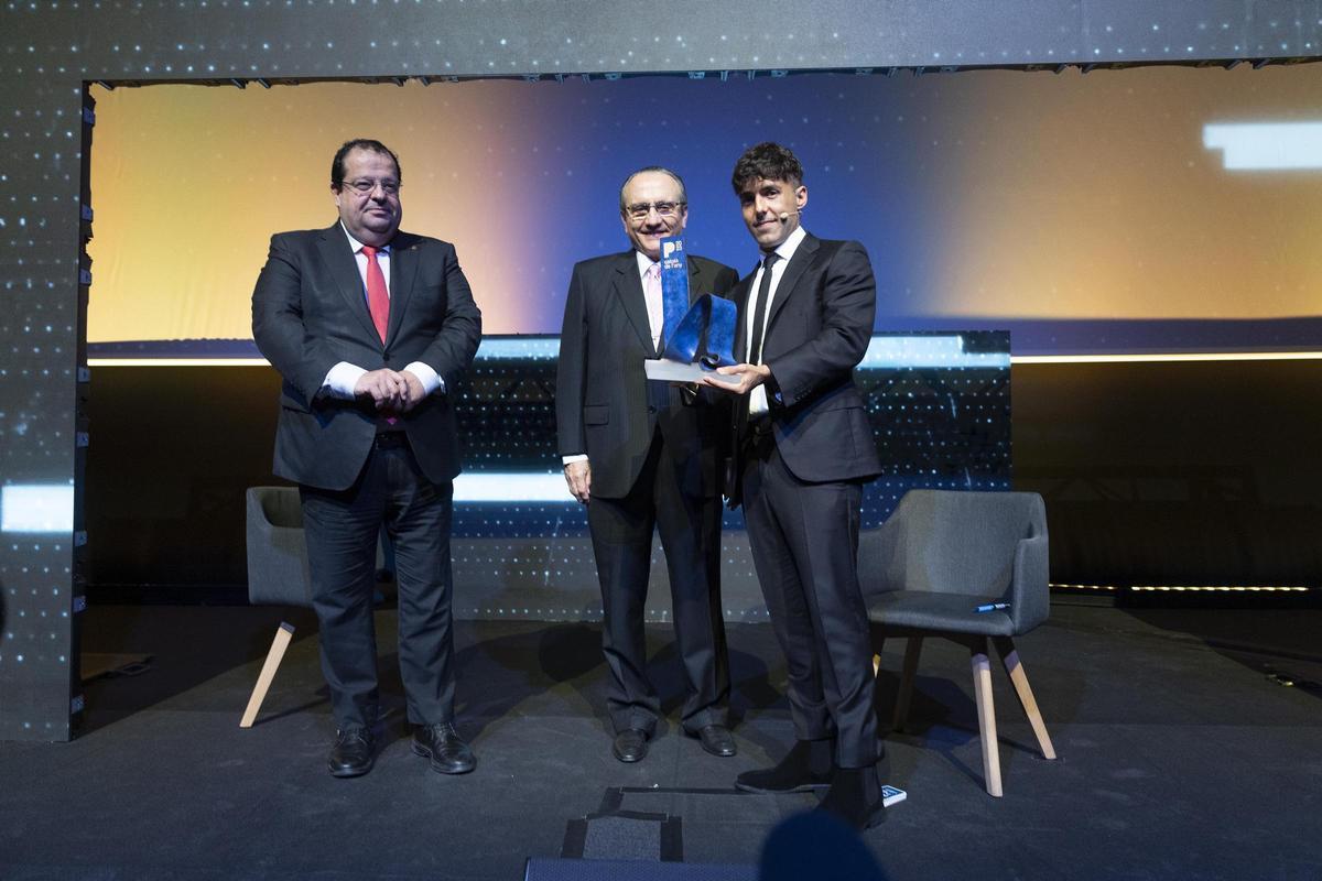 Antonio Díaz, El Mago Pop, con su galardón del Català de lAny 2023, junto a Javier Moll, presidente de Prensa Ibérica, y Joan Ignasi Elena, conseller de Interior.