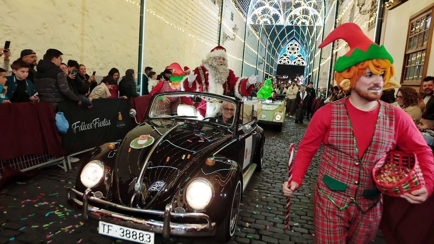 La Cabalgata de Papá Noel de La Laguna atrae a cientos de menores y adultos