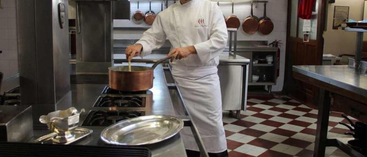 El chef vigués Óscar Martínez, en las cocinas de la Embajada de España en París. // Aquilino Blanco