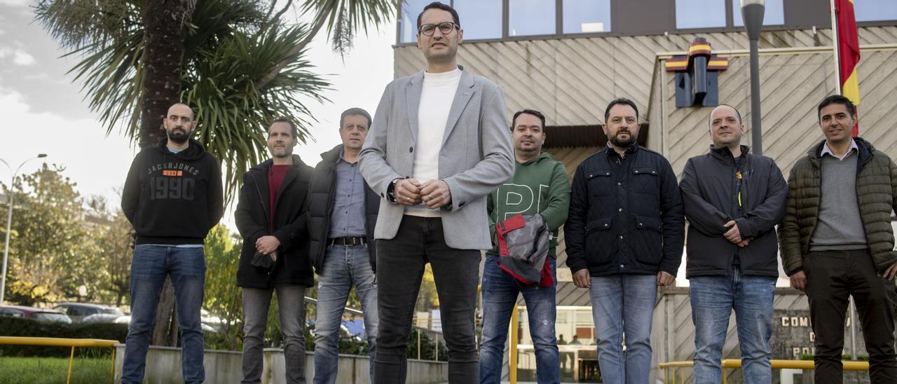 Roberto González, líder del SUP en Galicia, con compañeros del sindicato, ante la comisaría de Ourense.