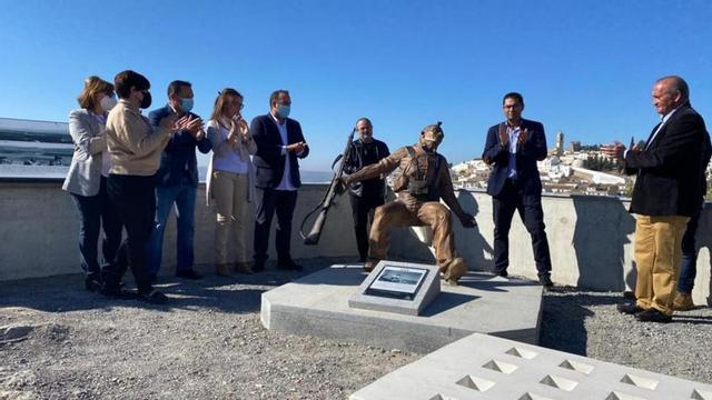 La escultura ha sido realizada en bronce y a tamaño natural por el escultor cordobés José María Serrano Carriel.