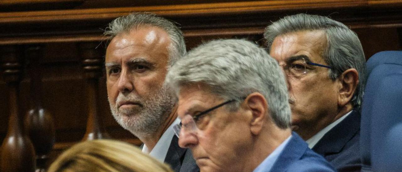 Ángel Víctor Torres, Román Rodríguez y Julio Pérez, en el Parlamento.