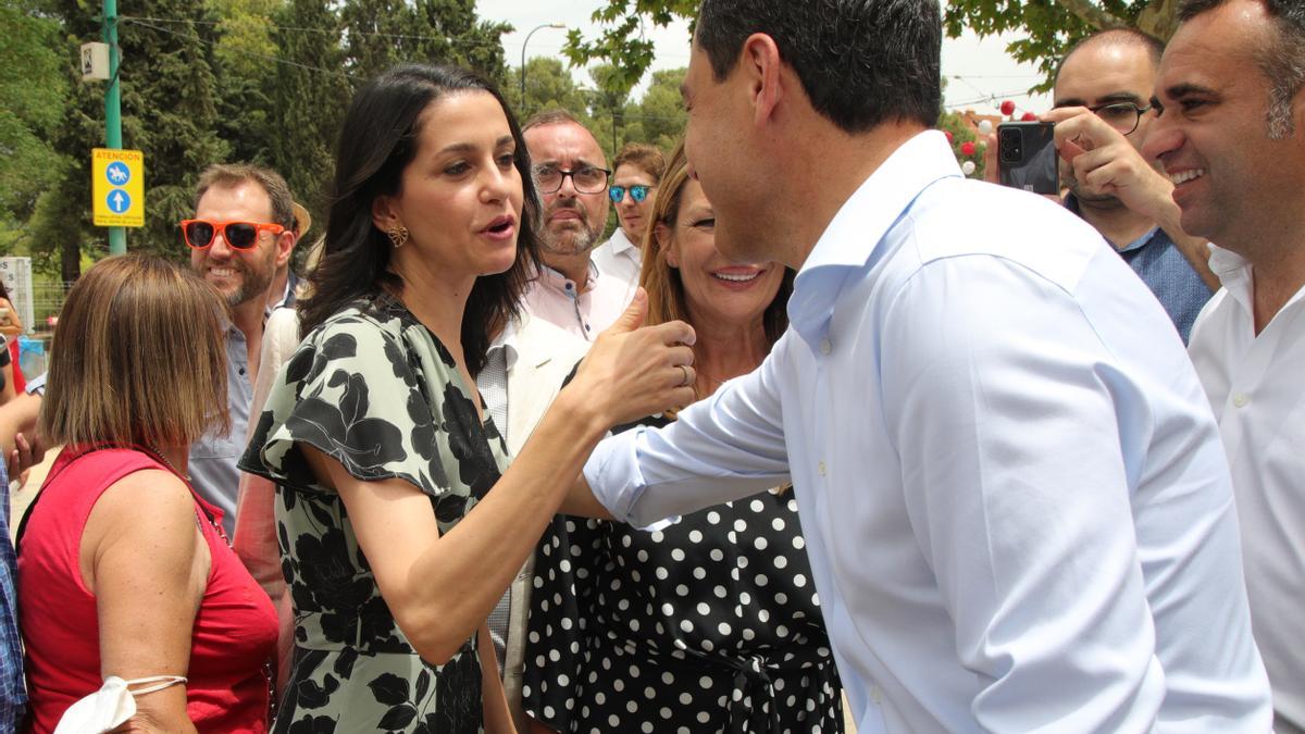 Inés Arrimadas y Juanma Moreno se saludan en las fiestas del Corpus de Granada.